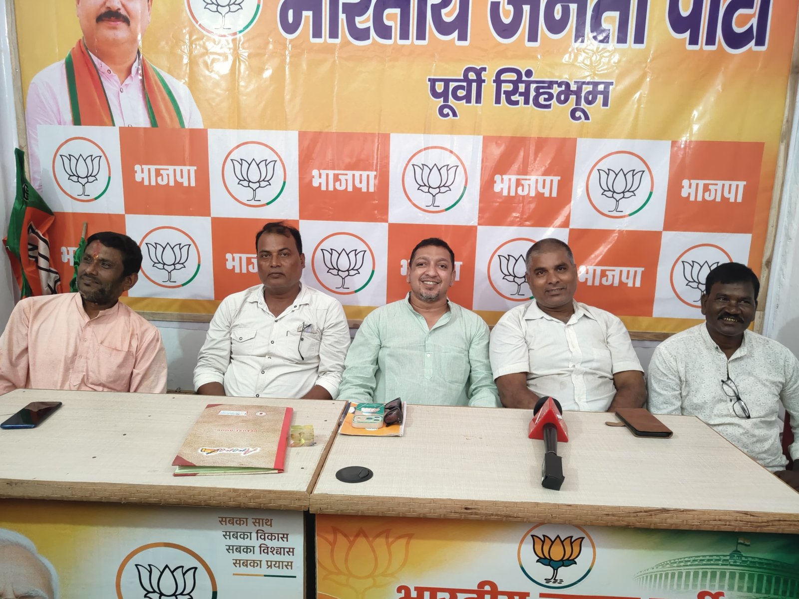 कॉफी कैफे में घेरकर धमकी देने का आरोप: भाजपा नेता राहुल षाडंगी बोले—‘बालू-पत्थर और लॉटरी के खिलाफ आवाज उठाई तो परिवार को भी धमकाया’