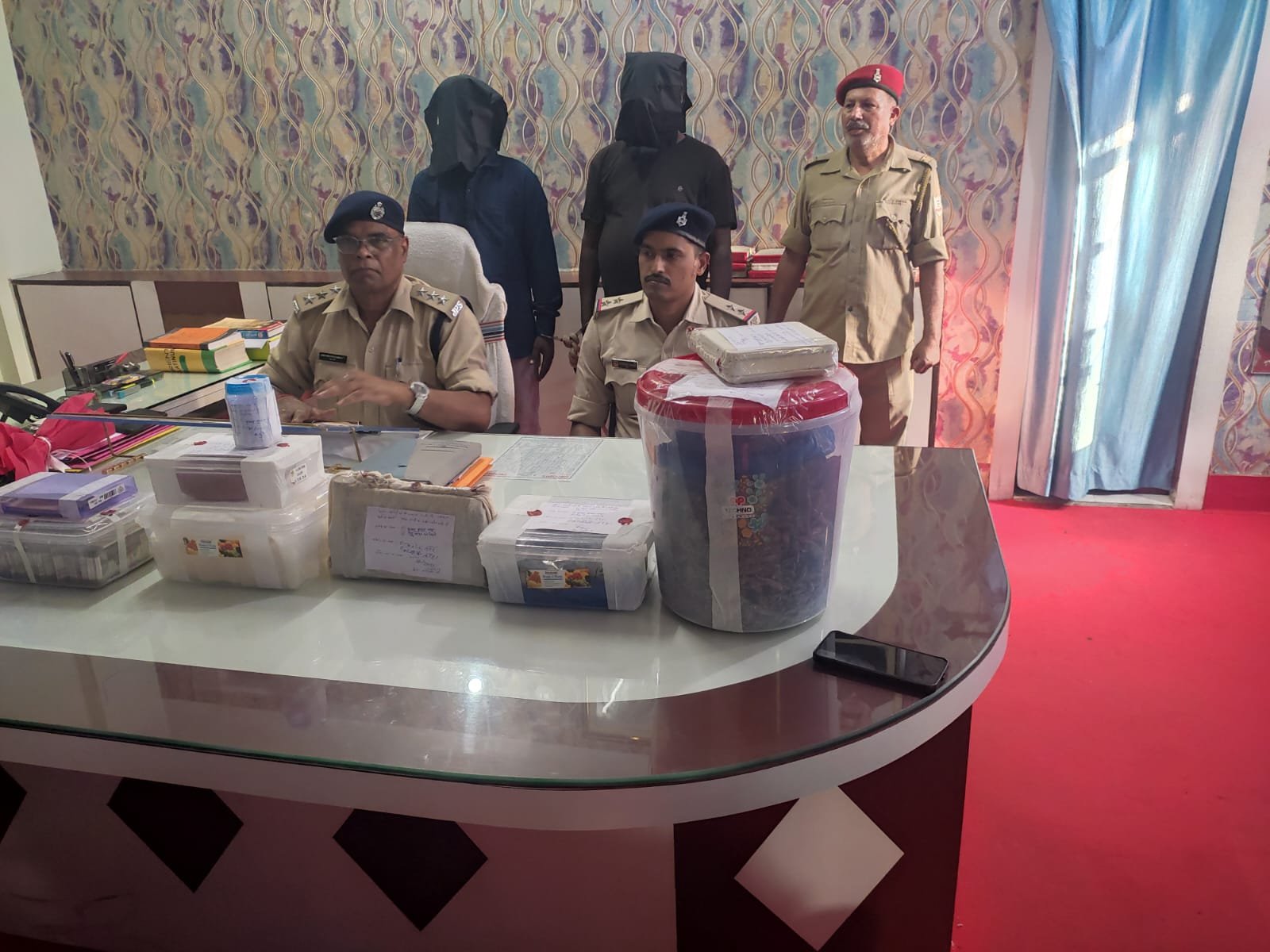 चांडिल में गांजा कारोबार का भंडाफोड़, पिता-पुत्र गिरफ्तार