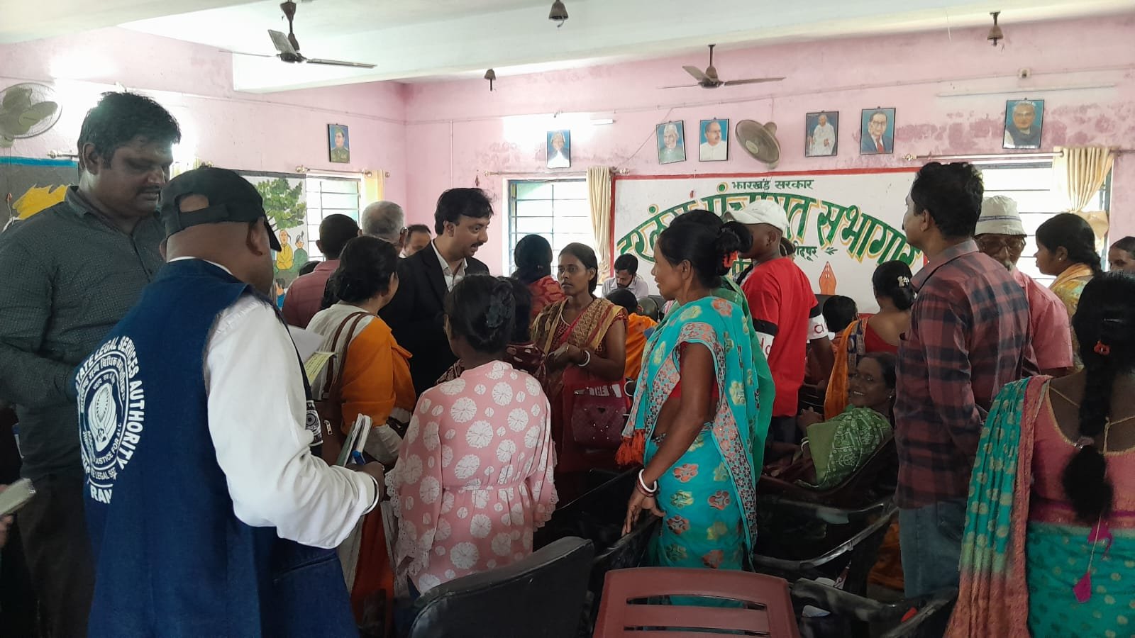 नल लगा है, पानी नहीं; बिरसा आवास खंडहर में तब्दील, डालसा टीम के सामने खुली सबर बस्ती की पीड़ा