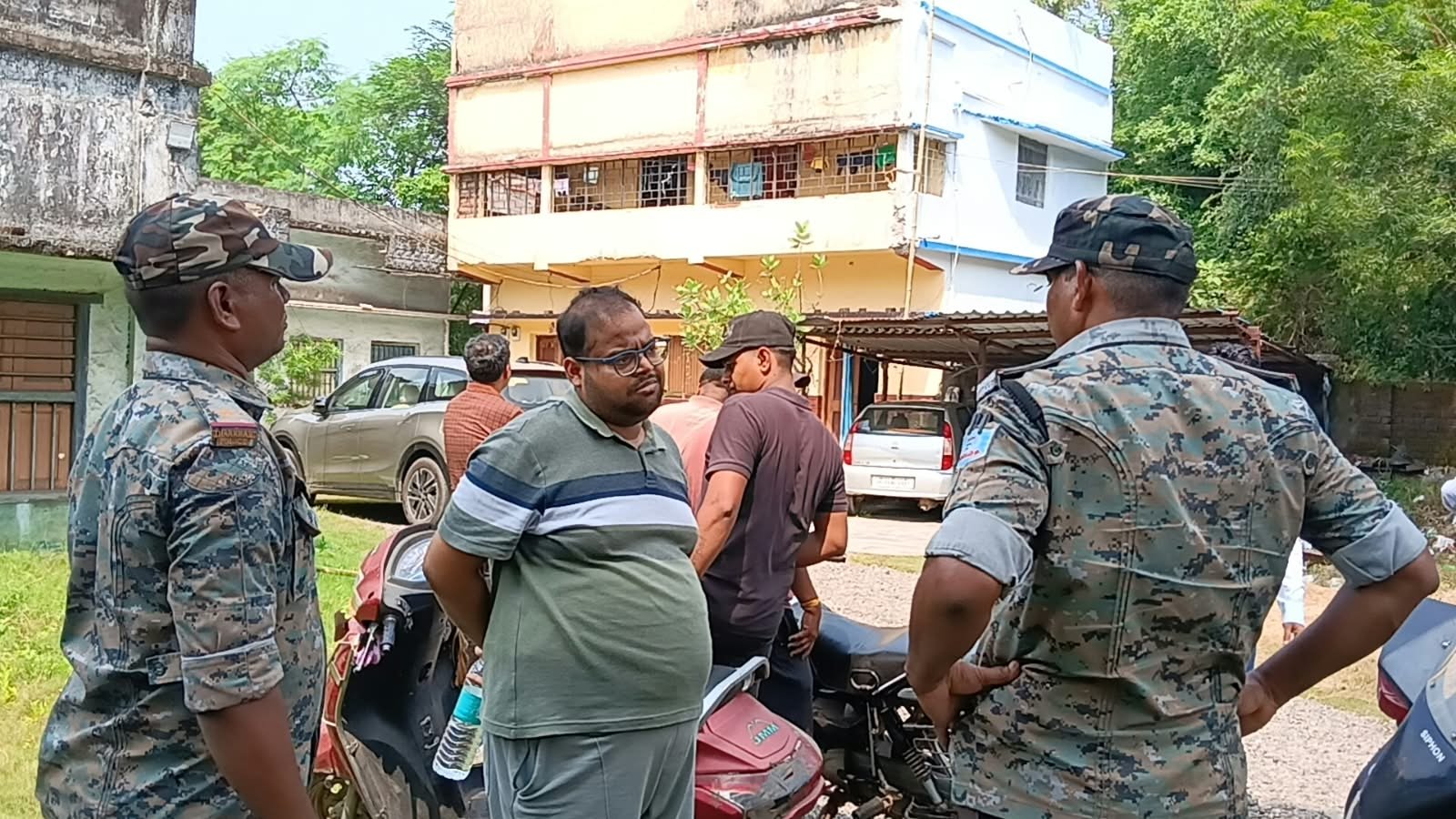 चांडिल थाना से महज 200 मीटर दूर हथियारबंद डकैती, एक करोड़ की लूट का दावा; बाजार समिति ने दी आंदोलन की चेतावनी