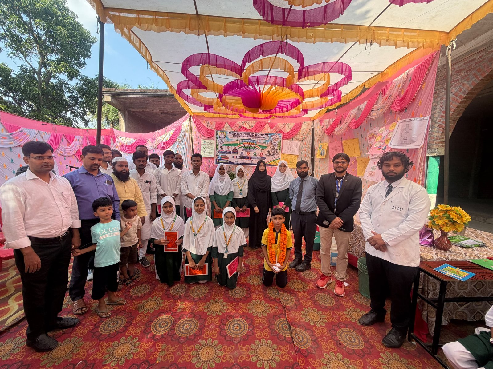 किताबों से निकलकर प्रयोगशाला की दुनिया में पहुंचे विद्यार्थी, मोहसिन पब्लिक स्कूल में ‘भारत विज्ञान यात्रा’ ने जगाई वैज्ञानिक सोच