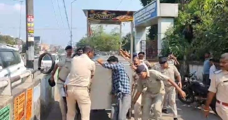 खाऊ गली हत्याकांड के बाद जागा प्रशासन! अतिक्रमण पर कार्रवाई, सावन गुप्ता बोले—समय रहते चेतते तो नहीं जाती निर्दोष की जान