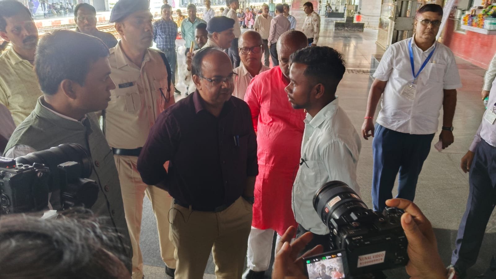 यात्रियों की आवाज से बेहतर होंगी रेल सेवाएं! बोकारो स्टेशन पर DRM मुकेश गुप्ता ने किया सीधा संवाद
