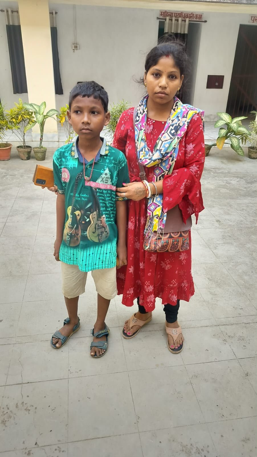 संवेदनशीलता की मिसाल बनी घाटशिला पुलिस, भटक रहे 10 वर्षीय बच्चे को सुरक्षित परिजनों तक पहुंचाया