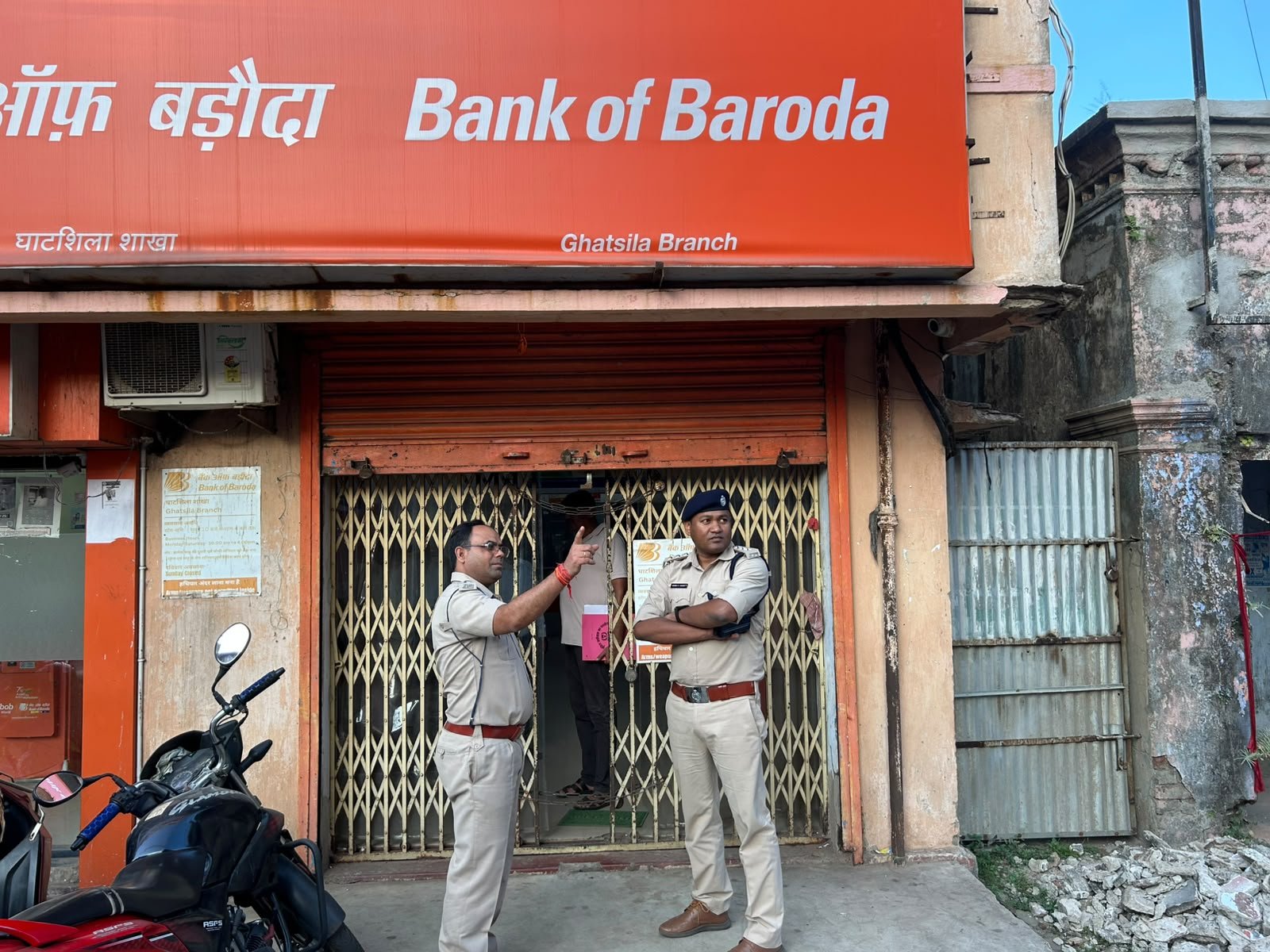 बैंक और ज्वेलरी दुकानों की सुरक्षा पर घाटशिला पुलिस की नजर, डीएसपी और थाना प्रभारी ने किया औचक निरीक्षण